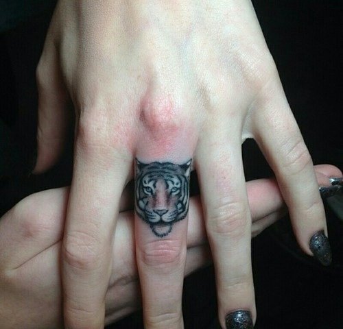 finger-tattoo11