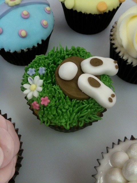 Spring garden Easter cupcake