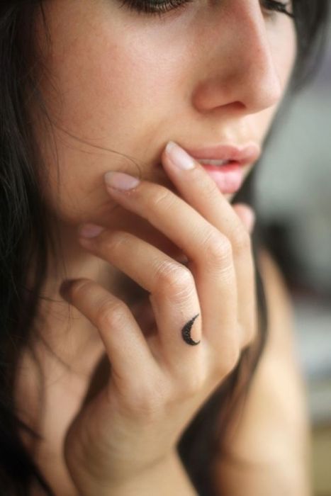 moon-tattoo-women27