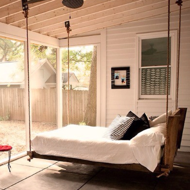 Square floating bed arrangement