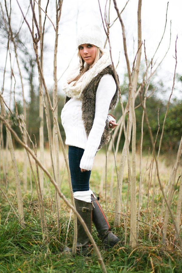 Warm maternity outfit with boots