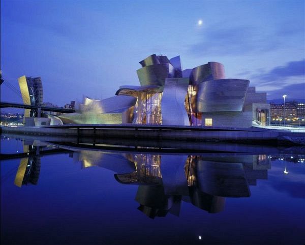 Guggenheim Bilbao plaza and building