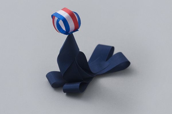 ribbon animals10 Navy ribbon seal balancing a striped ribbon ball