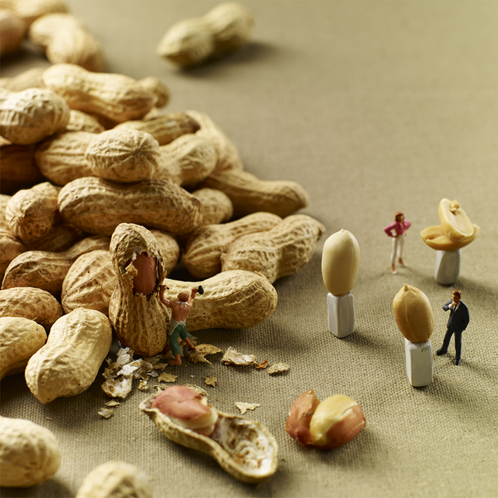 Minimiam still life with figures