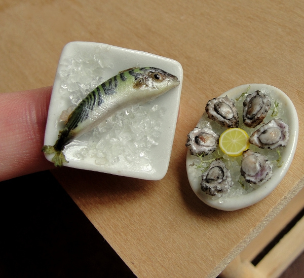 delicious-mini-foods14 Miniature fish on ice and oysters on the half shell with lemon