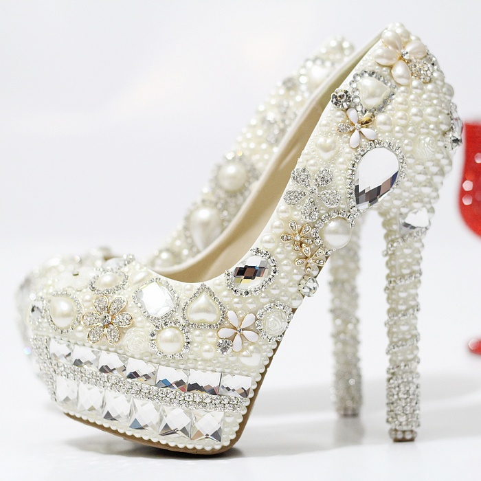 Bridal heels decorated with pearls